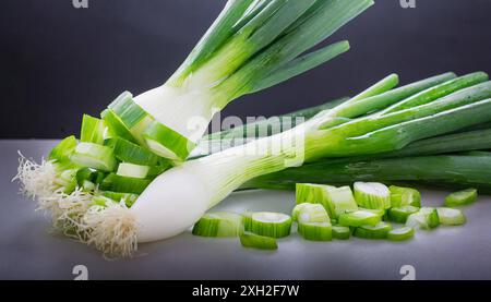 Gemüse, Frühlingszwiebel oder Lauchzwiebel, auch Winterzwiebel, Allium fistulosum Stockfoto