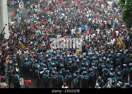 Dhaka, Wari, Bangladesch. Juli 2024. Während eines Protestes gegen die Forderung nach einem leistungsorientierten System für Beamtenjobs in Dhaka am 11. Juli 2024 streiten Studenten mit der Polizei. Die Polizei von Bangladesch feuerte am 11. Juli Tränengas und Gummigeschosse ab, um Demonstranten von Universitätsstudenten zu zerstreuen, die die Abschaffung von Quoten forderten, die sie angeblich zur Unterstützung von regierungsfreundlichen Jobkandidaten manipuliert hätten. (Kreditbild: © Habibur Rahman/ZUMA Press Wire) NUR REDAKTIONELLE VERWENDUNG! Nicht für kommerzielle ZWECKE! Stockfoto