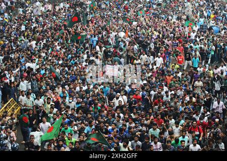 Dhaka, Wari, Bangladesch. Juli 2024. Während eines Protestes gegen die Forderung nach einem leistungsorientierten System für Beamtenjobs in Dhaka am 11. Juli 2024 streiten Studenten mit der Polizei. Die Polizei von Bangladesch feuerte am 11. Juli Tränengas und Gummigeschosse ab, um Demonstranten von Universitätsstudenten zu zerstreuen, die die Abschaffung von Quoten forderten, die sie angeblich zur Unterstützung von regierungsfreundlichen Jobkandidaten manipuliert hätten. (Kreditbild: © Habibur Rahman/ZUMA Press Wire) NUR REDAKTIONELLE VERWENDUNG! Nicht für kommerzielle ZWECKE! Stockfoto