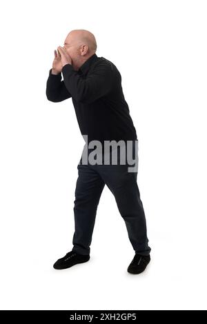 Seitenansicht eines stehenden Mannes, der auf weißem Hintergrund schreit Stockfoto