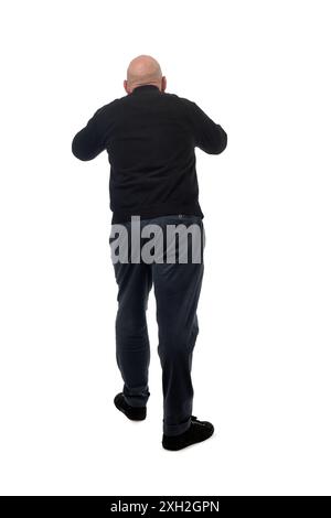 Rückansicht eines stehenden Mannes, der auf weißem Hintergrund schreit Stockfoto