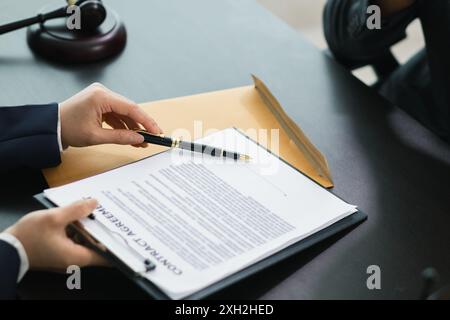 Der Kunde trifft sich mit einem Rechtsanwalt innerhalb der Rechtsberatungsstelle, um Rat über das Gesetz und die Klage zu ersuchen, die eingereicht werden, um einen Vorteil zu erlangen Stockfoto