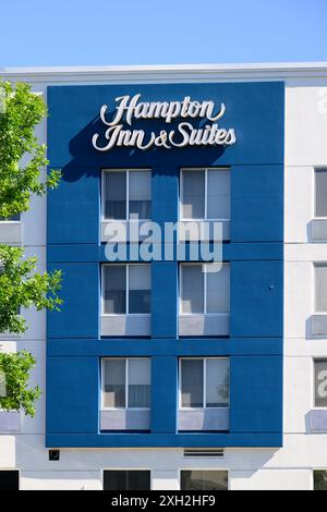 Lynnwood, WA, USA - 7. Juli 2024; Hampton Inn & Suites Schild an der Hotelwand im Sommer in Blau und weiß Stockfoto