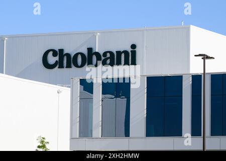 Twin Falls, ID, USA - 23. Juni 2024; schwarzes Textschild an der weißen Wand in der Produktionsstätte Chobani Stockfoto