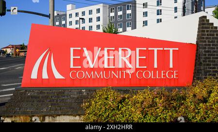 Everett, WA, USA - 7. Juli 2024; Rotes Schild mit Logo für Everett Community College Stockfoto