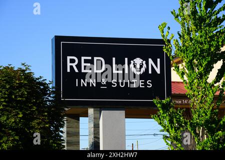 Everett, WA, USA - 7. Juli 2024; schwarz-weißes Schild für Unterkunft in Red Lion Inn and Suites Stockfoto