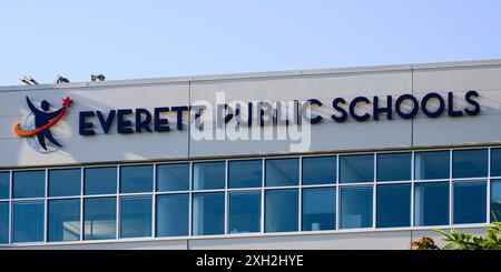 Everett, WA, USA – 7. Juli 2024; Sign On Building for Everett Public Schools mit Logo Stockfoto