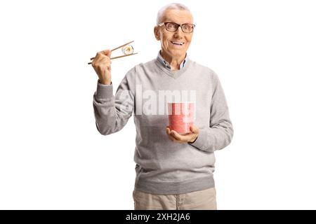 Älterer Mann, der eine Kiste hält und ein Sushi auf weißem Hintergrund isst Stockfoto