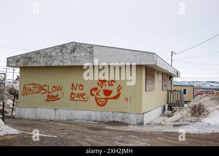 Graffiti auf einem baufälligen verlassenen Haus in Iqaluit, Nunavut, Kanada Stockfoto