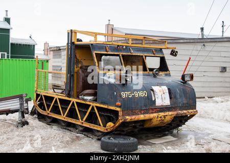 Rostiger gelber Schneetraktor in Iqaluit, Nunavut, Kanada Stockfoto