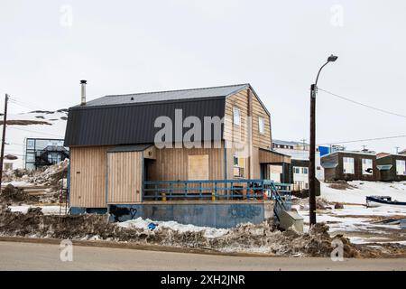 Verfallenes verlassenes Haus in der Sinaa Street in Iqaluit, Nunavut, Kanada Stockfoto