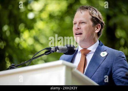 DEN HAAG – Staatssekretär Gijs Tuinman of Defense während der 29. Nationalen Gedenkfeier in Srebrenica am lange Voorhout. Der Völkermord von 1995 in Srebrenica gilt als das schlimmste Kriegsverbrechen in Europa nach dem Zweiten Weltkrieg. ANP ROBIN VAN LONKHUIJSEN niederlande aus - belgien aus Stockfoto