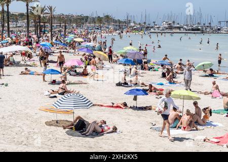 Eindrücke vom Strand in Playa de Palma auf der Insel Mallorca zur Hauptsaison im Sommer 2024 - Strandabschnitt in S ArenalMittelmeerinsel Mallorca während der Hauptsaison im Juli 2024, Palma Mallorca Spanien Playa de Palma *** Impressionen des Strandes in Playa de Palma auf der Insel Mallorca während der Hochsaison im Sommer 2024 Strandabschnitt in S Arenal Mittelmeerinsel Mallorca während der Hochsaison im Juli 2024, Palma Mallorca Spanien Playa de Palma Stockfoto