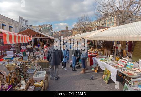 Nizza, Frankreich - 29. Januar 2018: Besucher gehen am Brocante Antique Market Cours Saleya Old Town Winter Day. Stockfoto