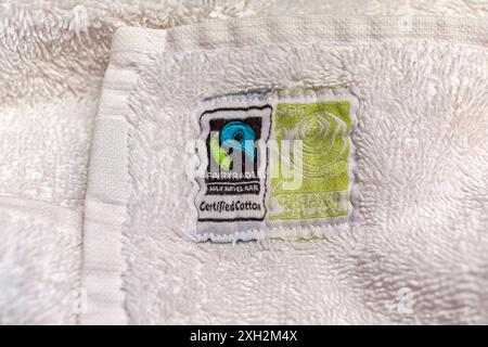 Cannes, Frankreich - 31. Januar 2018: Fair Trade-zertifiziertes Schild und Abzeichen aus Bio-Baumwolle bei White Frottee Handtuch. Stockfoto