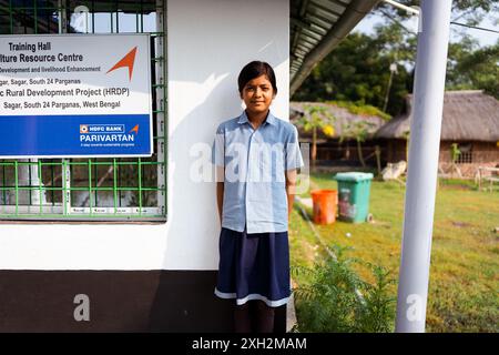 Sundarbans, Indien – 2. November 2023: Ein indisches Schulmädchen posiert in einer Mädchenschule im ländlichen Indien. Das Konzept der Erziehung und Emanzipation für Kommunion Stockfoto