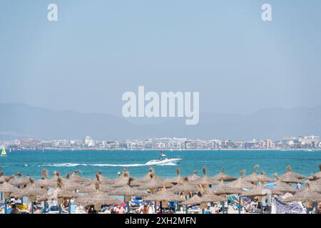 Eindrücke vom Strand in Playa de Palma auf der Insel Mallorca zur Hauptsaison im Sommer 2024 - Strandabschnitt in S ArenalMittelmeerinsel Mallorca während der Hauptsaison im Juli 2024, Palma Mallorca Spanien Playa de Palma *** Impressionen des Strandes in Playa de Palma auf der Insel Mallorca während der Hochsaison im Sommer 2024 Strandabschnitt in S Arenal Mittelmeerinsel Mallorca während der Hochsaison im Juli 2024, Palma Mallorca Spanien Playa de Palma Stockfoto