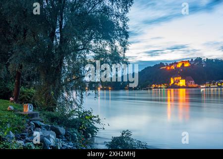 Passau: Donau mit Hochwasser, Schloss Niederhaus, Schloss Oberhaus in Niederbayern, Bayern, Deutschland Stockfoto