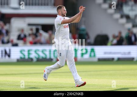 Der Engländer Gus Atkinson feiert am zweiten Tag des ersten Rothesay Men's Test Matches auf dem Lord's Cricket Ground in London den Einsatz von Jason Holder aus West Indies. Bilddatum: Donnerstag, 11. Juli 2024. Stockfoto