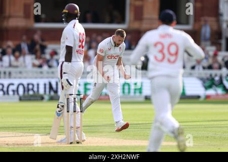 Der englische Gus Atkinson (Mitte) feiert am zweiten Tag des ersten Rothesay Men's Test Matches auf dem Lord's Cricket Ground, London, den Wicket von Jason Holder aus West Indies. Bilddatum: Donnerstag, 11. Juli 2024. Stockfoto