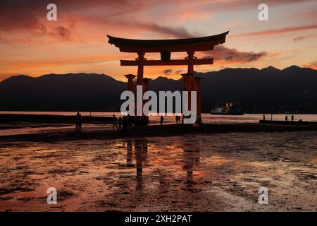 Das schwimmende Torii-Tor des Itsukushima-Schreins vor der Küste der Insel Miyajima Stockfoto