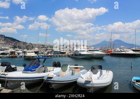 Boote im Yachthafen. Wunderschöne weiße Yachten, die an der Küste auf den Bergen und dem Vesuv-Vulkan geparkt wurden, Neapel, Italien Stockfoto