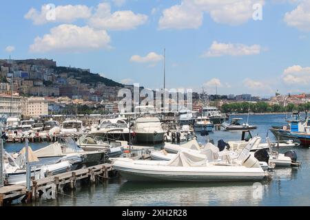 Boote im Yachthafen. Wunderschöne weiße Yachten, die an der Küste auf den Bergen und dem Vesuv-Vulkan geparkt wurden, Neapel, Italien Stockfoto