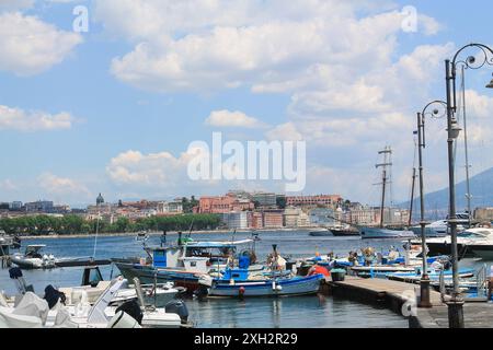 Boote im Yachthafen. Wunderschöne weiße Yachten, die an der Küste auf den Bergen und dem Vesuv-Vulkan geparkt wurden, Neapel, Italien Stockfoto