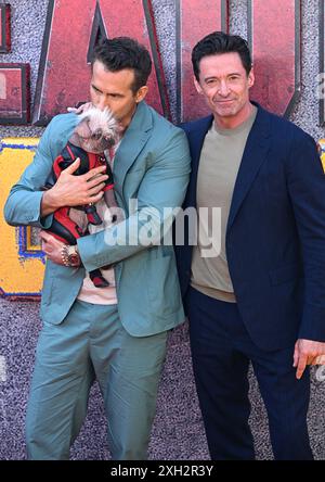 London, Großbritannien. Juli 2024. Hugh Jackman, Ryan Reynolds und Peggy aka Dogpool kommen beim Deadpool & Wolverine UK Sneak Peek Event, Hammersmith Eventim Apollo an. Quelle: Doug Peters/EMPICS/Alamy Live News Stockfoto