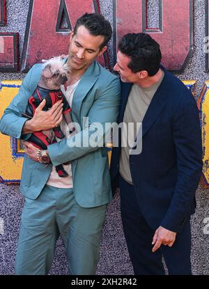 London, Großbritannien. Juli 2024. Hugh Jackman, Ryan Reynolds und Peggy aka Dogpool kommen beim Deadpool & Wolverine UK Sneak Peek Event, Hammersmith Eventim Apollo an. Quelle: Doug Peters/EMPICS/Alamy Live News Stockfoto