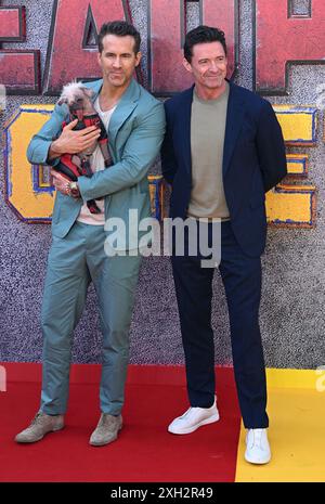 London, Großbritannien. Juli 2024. Hugh Jackman, Ryan Reynolds und Peggy aka Dogpool kommen beim Deadpool & Wolverine UK Sneak Peek Event, Hammersmith Eventim Apollo an. Quelle: Doug Peters/EMPICS/Alamy Live News Stockfoto