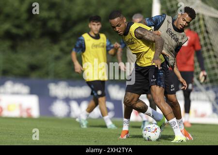 Napolys brasilianischer Verteidiger Natan fordert den Ball mit Napolys belgischem Stürmer Cyril Ngonge auf dem SSC Napoli-Trainingscamp 2024-25 im val di Sole im Trentino, Dimaro Folgarida&#XA;&#XA;&#XA; Stockfoto