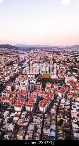 Izmir, Türkei. Juli 2024. Eine Vogelperspektive auf Izmir, eine moderne Metropole mit alten und neuen Gebäuden Credit: İdil Toffolo/Alamy Live News Stockfoto