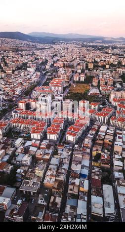 Izmir, Türkei. Juli 2024. Eine Vogelperspektive auf Izmir, eine moderne Metropole mit alten und neuen Gebäuden Credit: İdil Toffolo/Alamy Live News Stockfoto