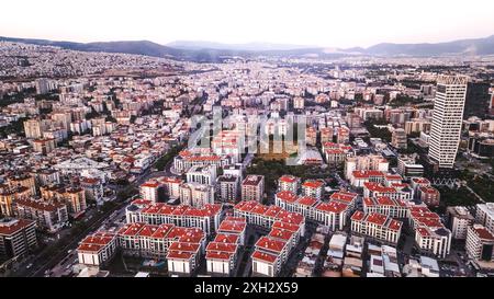 Izmir, Türkei. Juli 2024. Eine Vogelperspektive auf Izmir, eine moderne Metropole mit alten und neuen Gebäuden Credit: İdil Toffolo/Alamy Live News Stockfoto