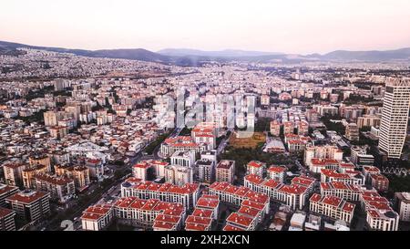 Izmir, Türkei. Juli 2024. Eine Vogelperspektive auf Izmir, eine moderne Metropole mit alten und neuen Gebäuden Credit: İdil Toffolo/Alamy Live News Stockfoto
