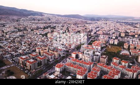 Izmir, Türkei. Juli 2024. Eine Vogelperspektive auf Izmir, eine moderne Metropole mit alten und neuen Gebäuden Credit: İdil Toffolo/Alamy Live News Stockfoto