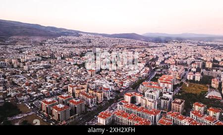 Izmir, Türkei. Juli 2024. Eine Vogelperspektive auf Izmir, eine moderne Metropole mit alten und neuen Gebäuden Credit: İdil Toffolo/Alamy Live News Stockfoto