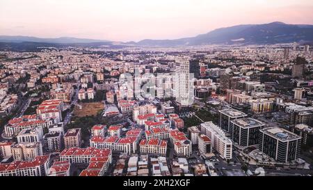 Izmir, Türkei. Juli 2024. Eine Vogelperspektive auf Izmir, eine moderne Metropole mit alten und neuen Gebäuden Credit: İdil Toffolo/Alamy Live News Stockfoto