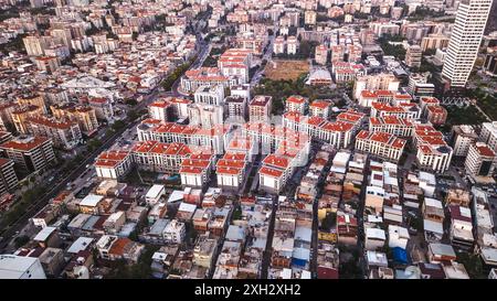 Izmir, Türkei. Juli 2024. Eine Vogelperspektive auf Izmir, eine moderne Metropole mit alten und neuen Gebäuden Credit: İdil Toffolo/Alamy Live News Stockfoto