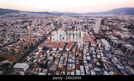 Izmir, Türkei. Juli 2024. Eine Vogelperspektive auf Izmir, eine moderne Metropole mit alten und neuen Gebäuden Credit: İdil Toffolo/Alamy Live News Stockfoto