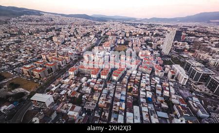 Izmir, Türkei. Juli 2024. Eine Vogelperspektive auf Izmir, eine moderne Metropole mit alten und neuen Gebäuden Credit: İdil Toffolo/Alamy Live News Stockfoto