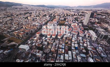 Izmir, Türkei. Juli 2024. Eine Vogelperspektive auf Izmir, eine moderne Metropole mit alten und neuen Gebäuden Credit: İdil Toffolo/Alamy Live News Stockfoto