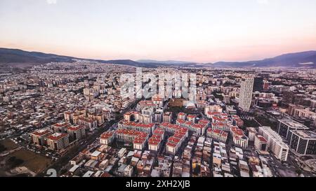 Izmir, Türkei. Juli 2024. Eine Vogelperspektive auf Izmir, eine moderne Metropole mit alten und neuen Gebäuden Credit: İdil Toffolo/Alamy Live News Stockfoto