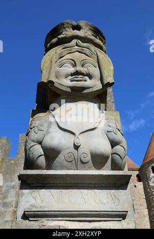 Büste von Lady Carcas am Haupteingang der mittelalterlichen Zitadelle von Carcarcassonne Stockfoto