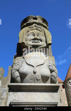 Büste von Lady Carcas am Haupteingang der mittelalterlichen Zitadelle von Carcarcassonne Stockfoto