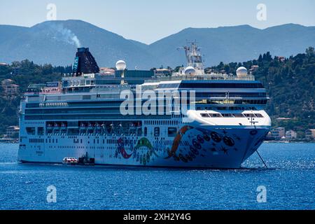 ZAKYNTHOS, GRIECHENLAND - 8. JUNI 2024: Norwegisches Kreuzfahrtschiff mit Perle, das die Insel Zakynthos verlässt. Norwegisches Kreuzfahrtschiff in Zakynthos. Stockfoto