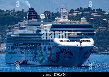ZAKYNTHOS, GRIECHENLAND - 8. JUNI 2024: Norwegisches Kreuzfahrtschiff mit Perle, das die Insel Zakynthos verlässt. Norwegisches Kreuzfahrtschiff in Zakynthos. Stockfoto