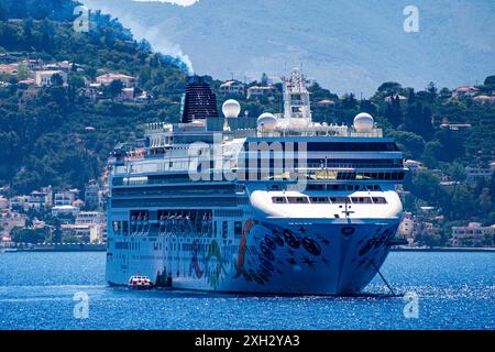 ZAKYNTHOS, GRIECHENLAND - 8. JUNI 2024: Norwegisches Kreuzfahrtschiff mit Perle, das die Insel Zakynthos verlässt. Norwegisches Kreuzfahrtschiff in Zakynthos. Stockfoto