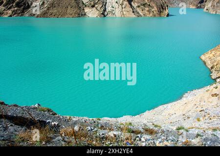 Majestätischer Blick auf einen See im Hunza-Tal Stockfoto